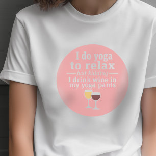 面白いワインの名言 - ヨガパンツでワインを飲む Tシャツ