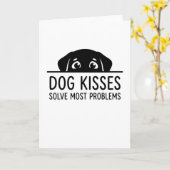 面白い動物 犬のキスはほとんどの問題を解決する カード (黄色い花)