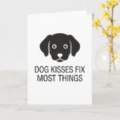 面白い動物 犬のキスはほとんどの問題を解決する カード (黄色い花)
