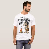 面白い原始人の火の発見Tシャツ Tシャツ (正面フル)