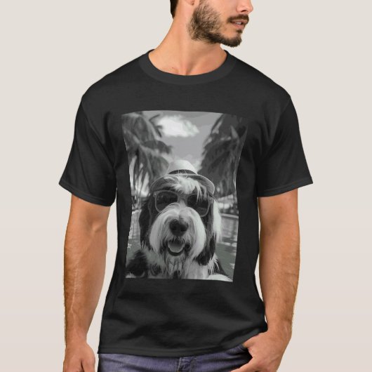 面白い古いイングリッシュ・シープドッグの自撮り犬の夏休み Tシャツ (正面)