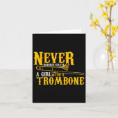 面白い名言集 遊び心満載  トランペットを持つ女の子を決して過小評価してはならない カード (黄色い花)