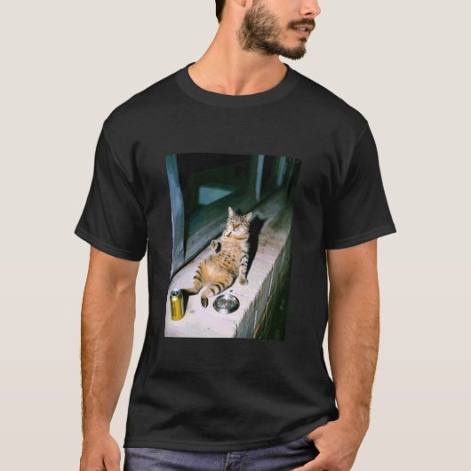 面白い喫煙ハングオーバー猫ミーム Tシャツ (正面)
