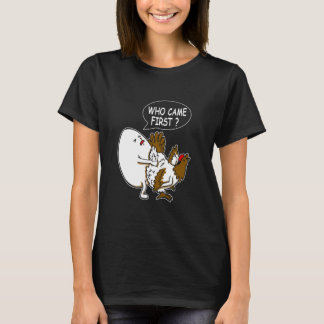 面白い大人ユーモアのジョーク どちらが先に来たのか 鶏か Tシャツ