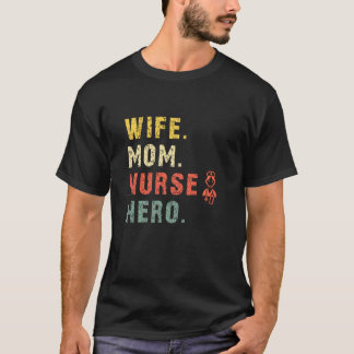 面白い妻母看護師ヒーローの名言レトロ医師助手 Tシャツ