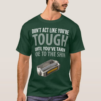 面白い引用 "あなたがそうなるまで、あなたらしく振る舞わないでください" Tシャツ