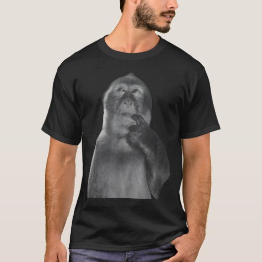 面白い思考する猿のミーム 珍しい類人猿 ブレインロット Tシャツ (正面)