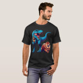 面白い恐竜とチャウチャウの散歩 - 犬好きのためのユニークなギフト Tシャツ (正面フル)