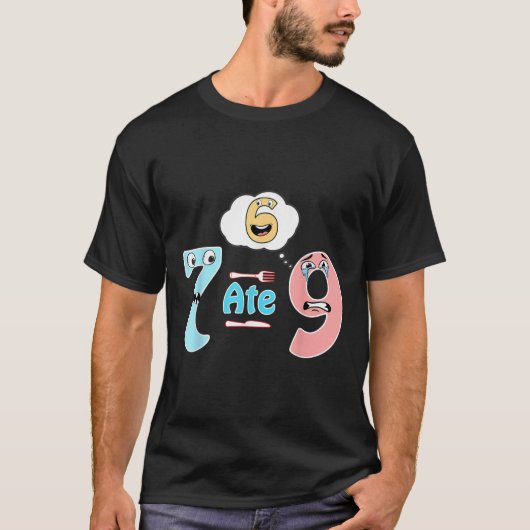 面白い数学ジョーク 7が9を食べた かわいい67 ミーム 教育 ユーモア Tシャツ (正面)