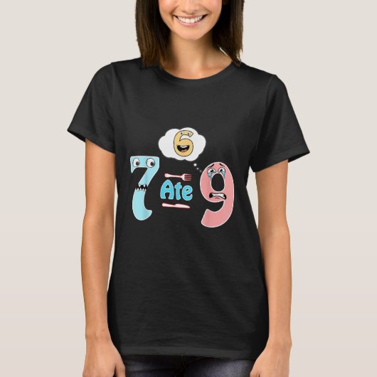 面白い数学ジョーク 7が9を食べた かわいい67 ミーム 教育 ユーモア Tシャツ (正面)