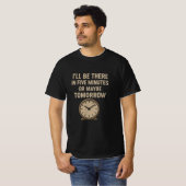 面白い格言 – 5分後か明日来るよ Tシャツ (正面フル)
