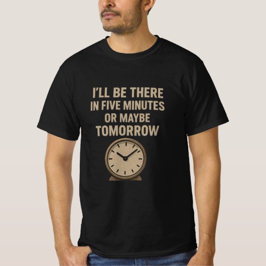 面白い格言 – 5分後か明日来るよ Tシャツ (正面)