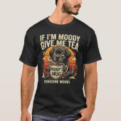 面白い気分の犬の紅茶愛好家レトロTシャツ Tシャツ (正面)