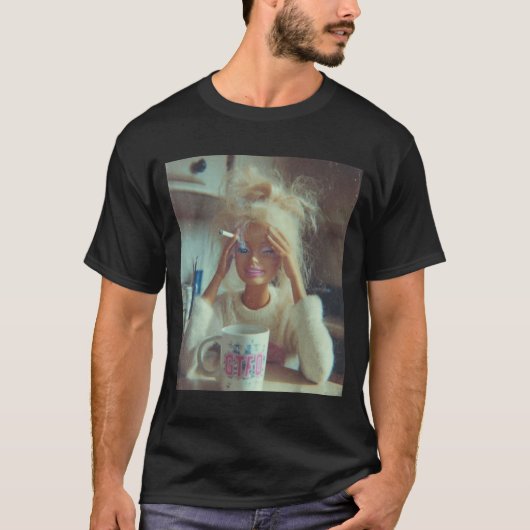 面白い気持ち悪い人形の顔のミーム喫煙悲しい皮肉 Tシャツ (正面)