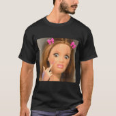 面白い気持ち悪い人形の顔のミーム Tシャツ (正面)