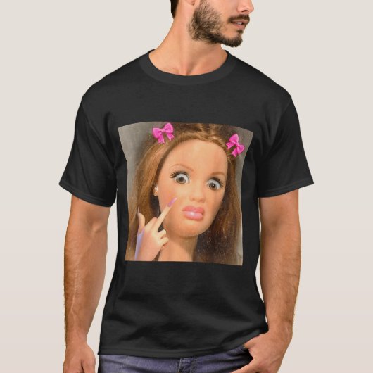 面白い気持ち悪い人形の顔のミーム Tシャツ (正面)