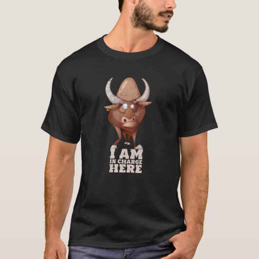 面白い牛または雄牛 私がここを仕切っている。ギフト用 Tシャツ (正面)
