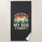 面白い犬が話すレトロな夕日 ビーチタオル (正面)