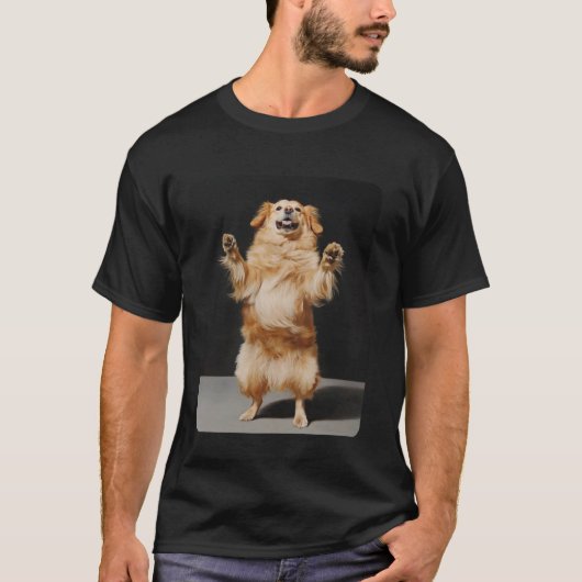 面白い犬のダンスミーム ゴールデンレトリバー Tシャツ (正面)