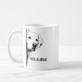 面白い犬の顔と"Peek-a-Brew"のドッグマムユーモア コーヒーマグカップ (左)