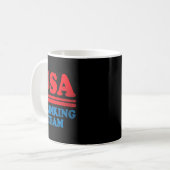 面白い独立記念日の服 USA ドリンキングチーム コーヒーマグカップ (正面左)