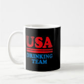 面白い独立記念日の服 USA ドリンキングチーム コーヒーマグカップ (左)