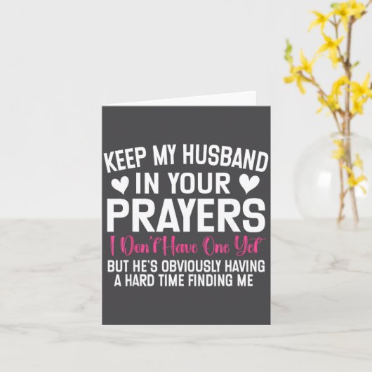 面白い独身女性の名言 私の夫をあなたの祈りの中に置いて カード (黄色い花)