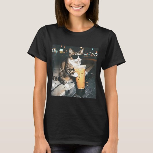 面白い猫がアイスコーヒーを飲む 猫好き Tシャツ (正面)