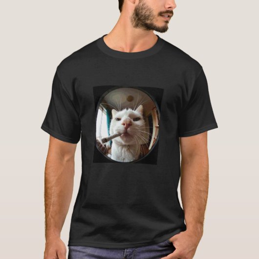 面白い猫が煙草を吸っているドアビューアー 魚眼レンズ 子猫 Tシャツ (正面)