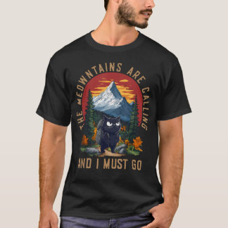 面白い猫のデザイン「山が呼んでいる、そして私は行かねば」 Tシャツ