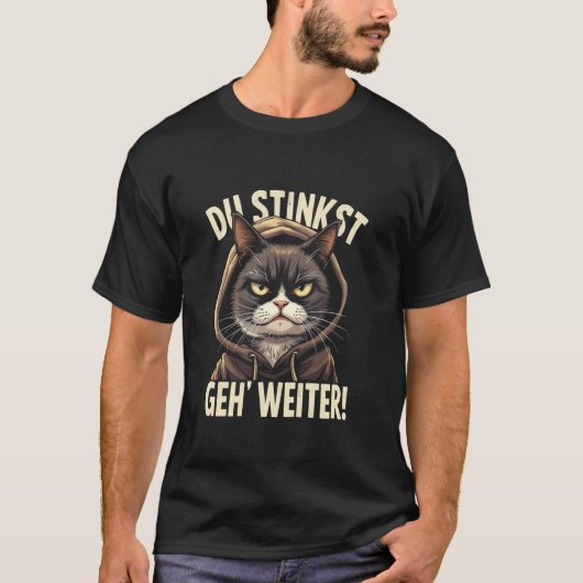 面白い猫のデザイン「臭いぞ、どんどんいけ！」 Tシャツ (正面)