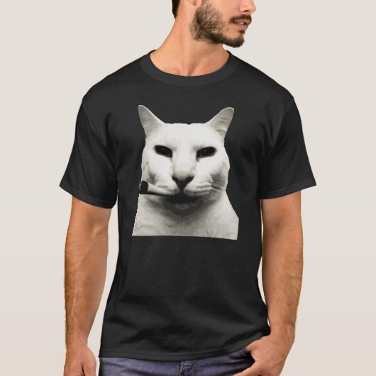 面白い猫のネタ 笑っている猫がタバコを吸っている Tシャツ (正面)