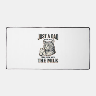 面白い猫のパパは牛乳を持って戻ってきたヴィンテージTシャツ デスクマット