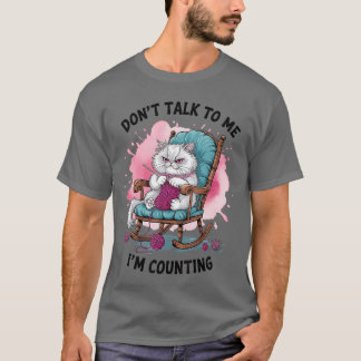 面白い猫の編み物好きのための「私を起こさないで 編み物に集中してるの」 Tシャツ