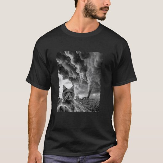 面白い猫の自撮り竜巻ストーム風強いクールな写真 Tシャツ (正面)
