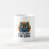 面白い猫は私をクールなヴィンテージだと思っている コーヒーマグカップ (中央)