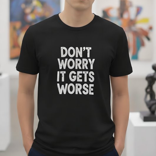 面白い皮肉なユーモアセンスが光る「心配ない、さらに悪くなる」 Tシャツ