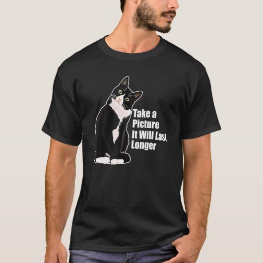 面白い皮肉な「写真を撮ってください 長く保ちます」 Tシャツ (正面)