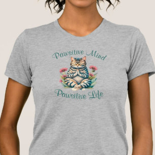面白い瞑想猫のインスピレーションとなる名言 Tシャツ