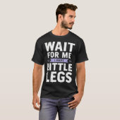 面白い短い人子供のセリフ 待っててね 私の足は小さいの Tシャツ (正面フル)