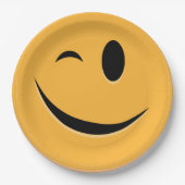 面白い絵文字 ウインク スマイル 笑い 黄色い顔 ペーパープレート (正面)