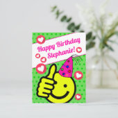 面白い緑のスマイルフェイス あなたの名前 誕生日おめでとう ポストカード (スタンド正面)
