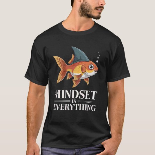 面白い考え方 金魚 サメのヒレ ことわざ Tシャツ (正面)