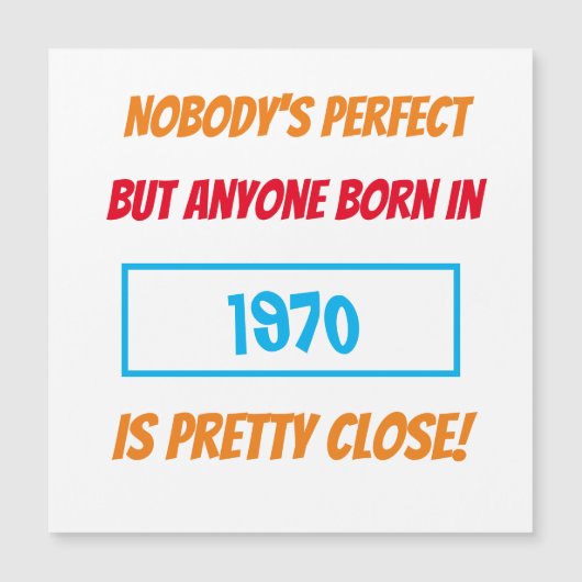 面白い誕生年の誰もが完璧ではない誕生日マグネット (正面)