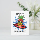 面白い誕生日のサーフィンするパイナップル ポストカード (スタンド正面)