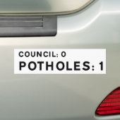面白い路面 pothole ステッカー: 議会 0、pothole 1 バンパーステッカー (車上)