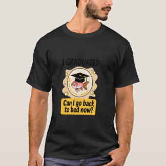 面白い金魚の卒業おめでとう寝る Tシャツ