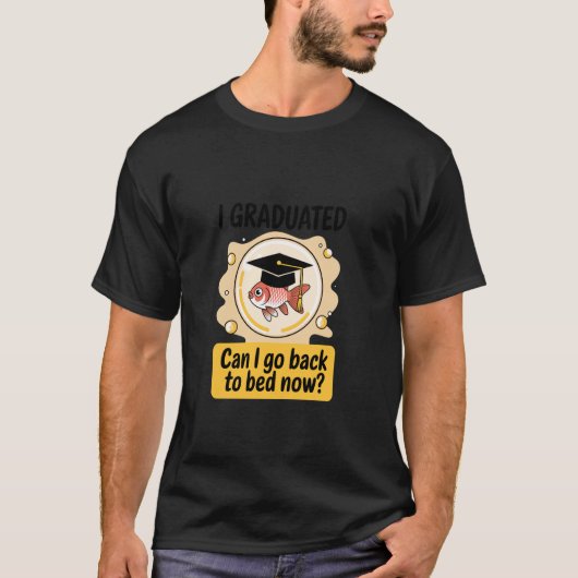 面白い金魚の卒業おめでとう寝る Tシャツ (正面)