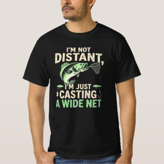 面白い釣りのダジャレ 私は遠くにいるのではなく 広い網を投げているだけ Tシャツ