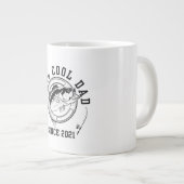 面白い釣りの引用 Reel Cool Dad Since 2021 ジャンボコーヒーマグカップ (正面右)